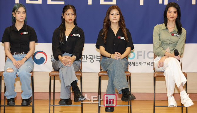 [포토]취재진 질문 듣는 '인도네시아 팝' 스타비