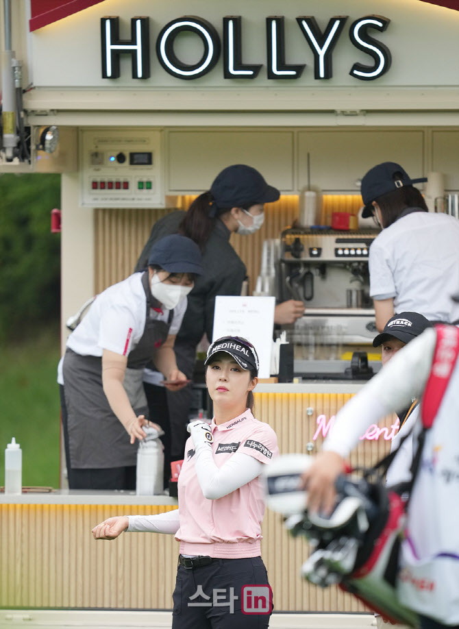 [포토]효녀 김재희 '엄마에게 할리스 커피를 챙겨줘요'