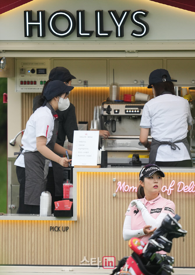 [포토]김재희 '할리스 커피 좋네요'