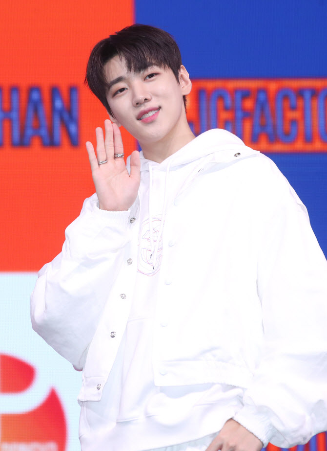 DKZ 재찬 "4년 5개월 만 솔로 데뷔… 걱정 반, 설렘 반"