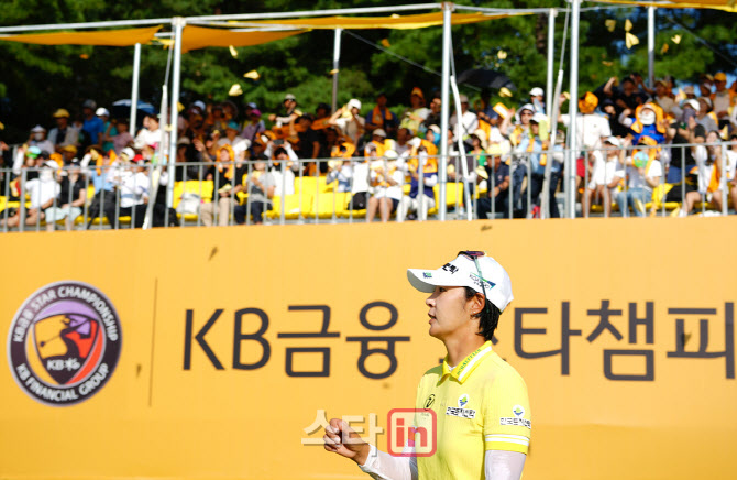 [포토]박지영 '우승 축하 노란 종이 비행기와 함께 입장'