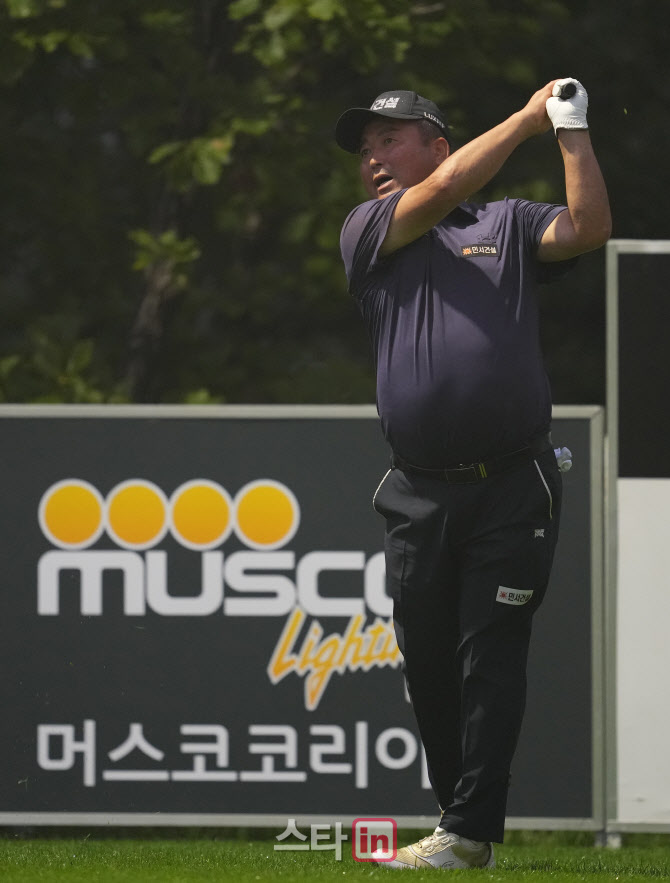 [포토]이부영 '유연하게 핀에 붙인다'