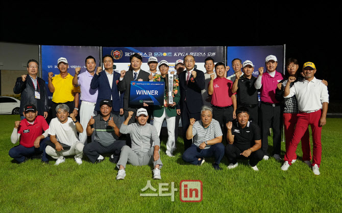 [포토]김경민 '우승의 기쁨을 동료들과 함께'
