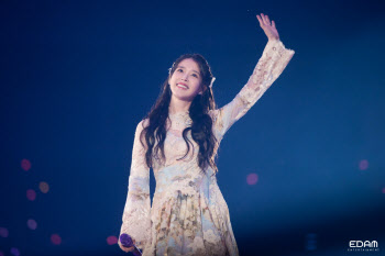 유애나와 함께 15주년 자축… 아이유, 팬사랑은 이런 것