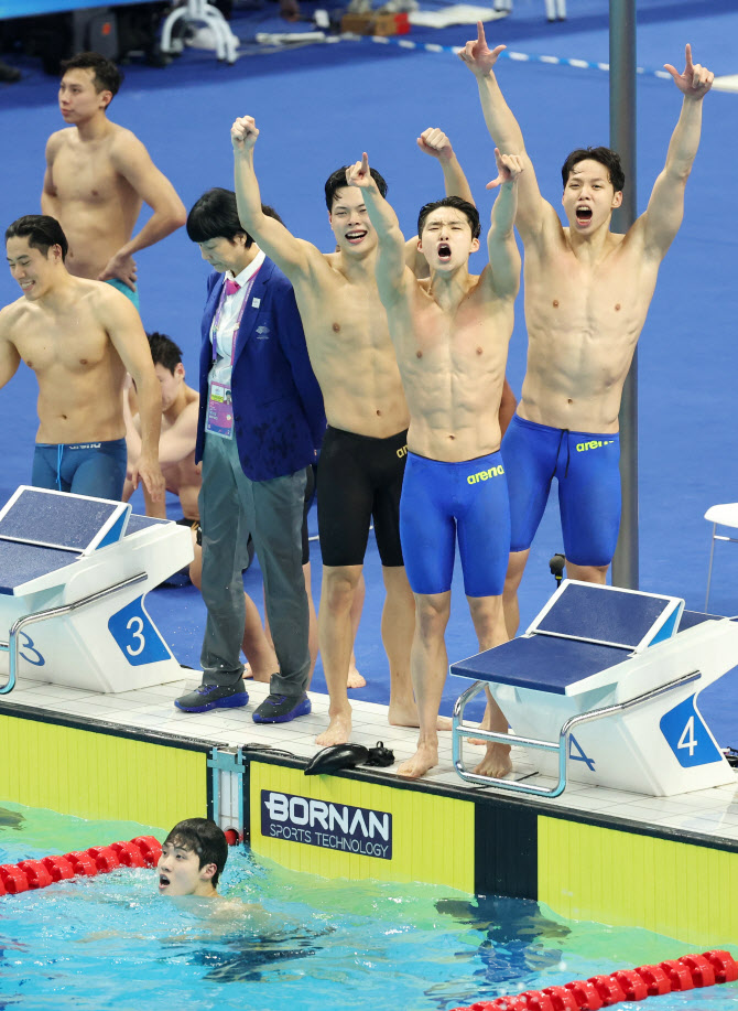 환호하는 대한민국 남자 계영 800ｍ