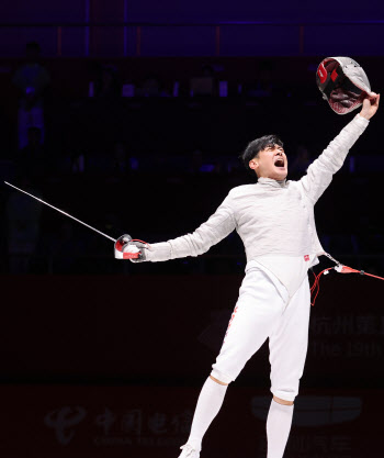 세계 최강 펜싱 남자 사브르, 단체전 3연패…구본길 한국 최다 6번째 금[아시안게임]