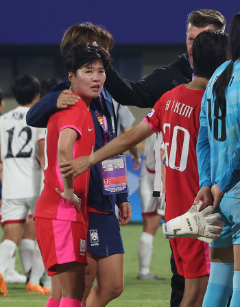 10명 싸운 한국 여자축구, 북한에 1-4 완패...25년 만에 AG 4강 실패
