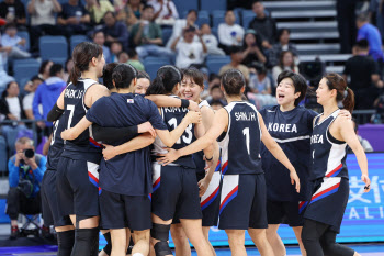한국 여자농구, 북한에 30점차 대승...남녀 농구·배구 유일한 메달 획득