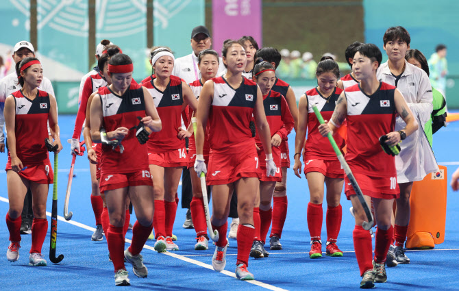 한국 여자하키, 중국에 패해 은메달...남녀 동반 메달 획득