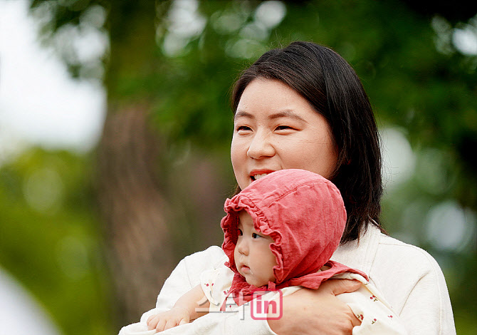 [포토] 함정우 '아빠의 우승을 기다리는 아내 강예린프로와 소율이'