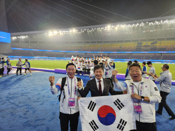  최윤 선수단장-정몽규 축구협회장 '함께 대~한민국!'