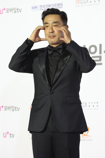 "심장 터질 것 같아"…'무빙' 류승룡, 주연 배우상 영예 [BIFF]