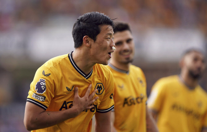 '코피 투혼' 황희찬, 팔꿈치 가격 당한 후 선제골...시즌 6호골