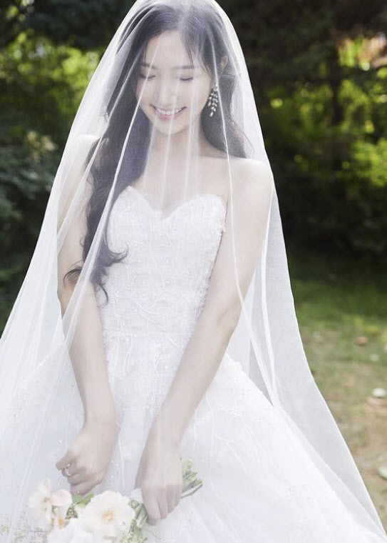 에이핑크 출신 홍유경, 오늘(14일) 결혼…정은지 축하까지
