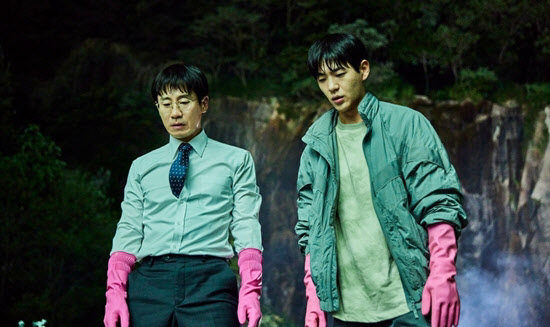 '악인전기' 신하균X신재하, 살인 현장 목격…고무장갑 투샷
