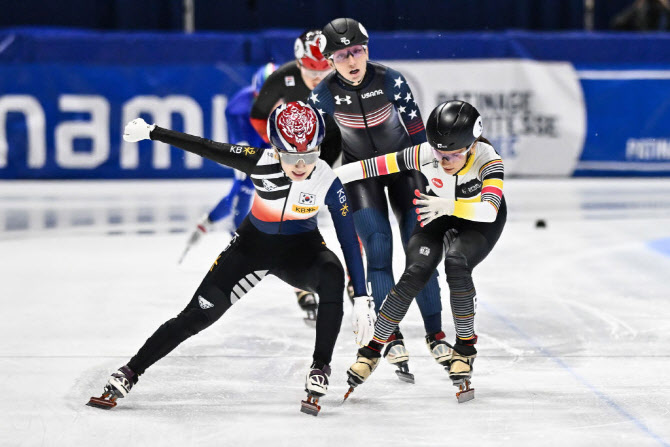 김건우·김길리, 쇼트트랙 월드컵 1차 남녀 1000m 동반우승...황대헌 실격