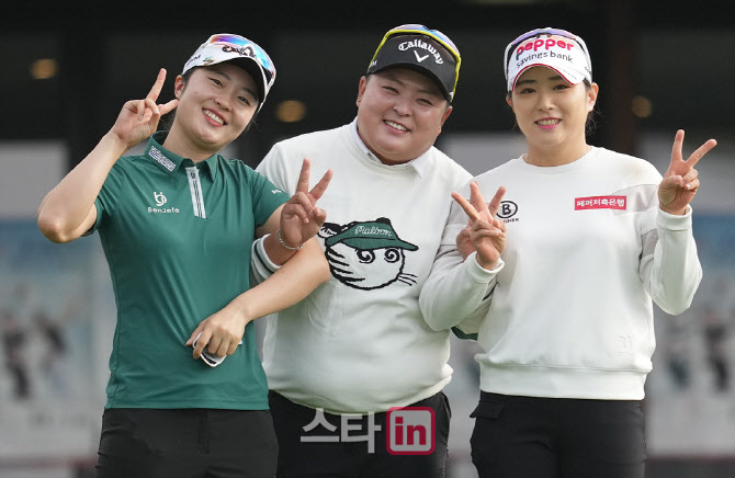 [포토]김하니,이나경,유수연 '신나는 출발 인사는 브이'
