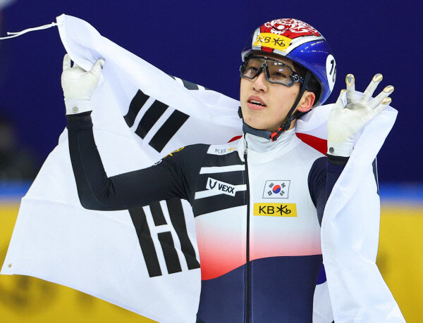 남자 쇼트트랙 박지원, 4대륙선수권대회 1500m 우승... 김건우·심석희·박지원도 메달