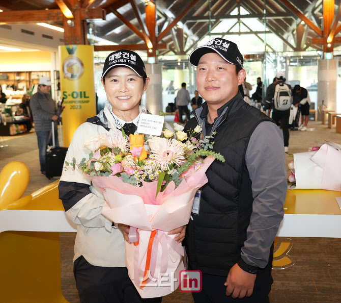 [포토]정연주 '메인 스폰서 담당자와 함께'