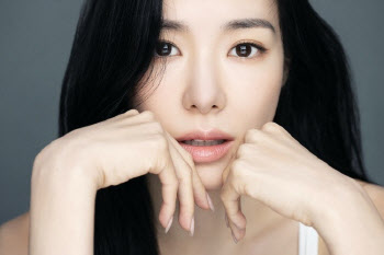 티파니 영 측 "컨디션 난조로 한 달 간 스케줄 중단" 