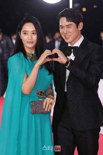 청룡 떠나는 김혜수 "함께한지 30년"…유연석과 마무리