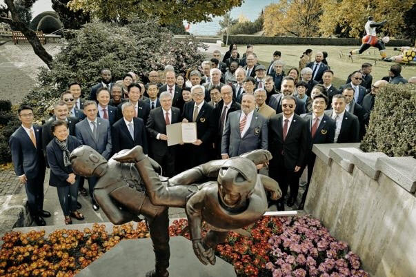 로잔 올림픽 박물관에 태권도 동상 ‘우뚝’…바흐 위원장 “굳건한 위상 확보”