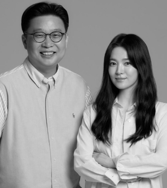 송혜교, 서경덕과 또 선행…대만 韓학교에 조명하 의사 부조품 기증