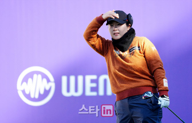 [포토]홍정민 '첫 타구 어디가니'