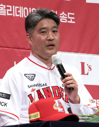 'SSG랜더스 사령탑 첫 발' 이숭용 감독 "성적과 육성 모두 잡겠다"