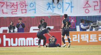 ‘대역전극+잔류’ 이끈 수원FC 이영재, “동료들에게 뛰어갈 힘도 없었다”