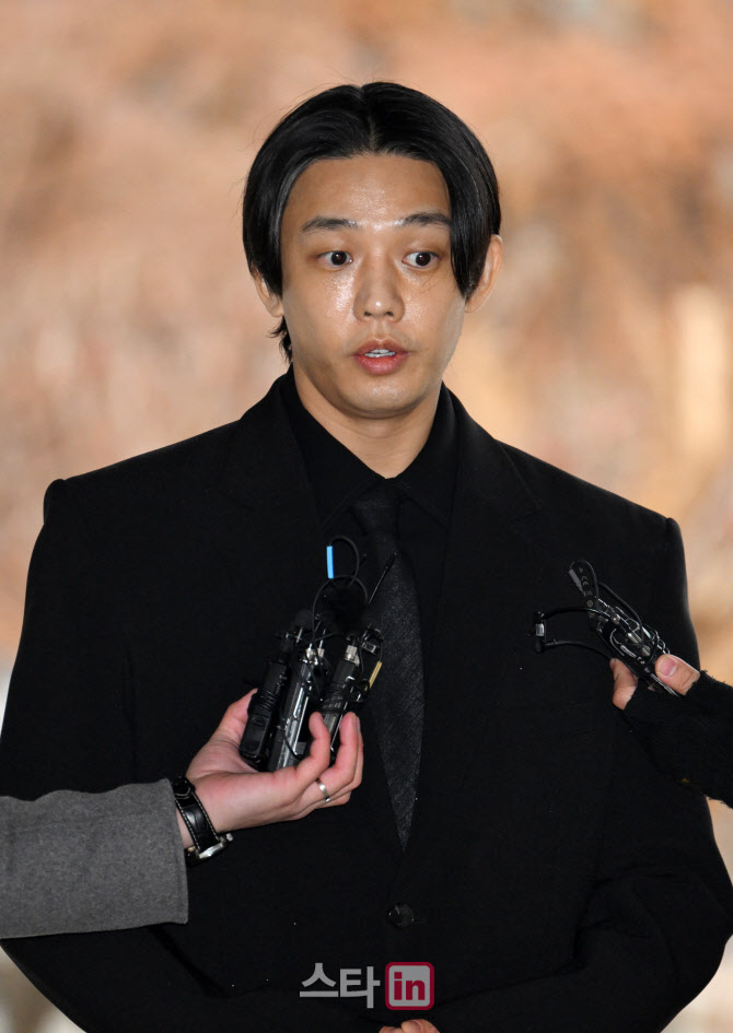 [포토]'마약류관리법 위반 혐의' 유아인, 첫 공판 출석