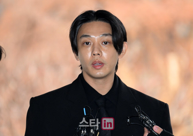 [포토]첫 공판 출석하는 '마약류관리법 위반 혐의' 유아인