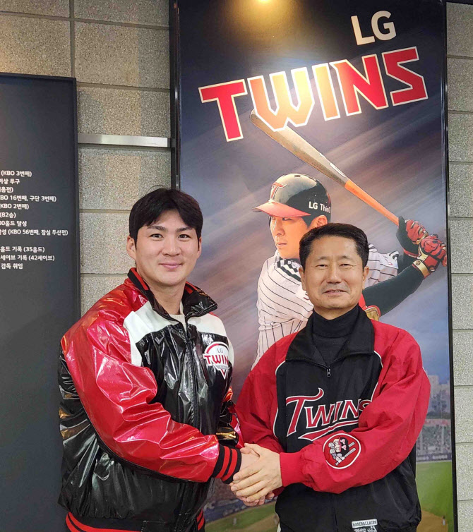 'KS MVP' 오지환, FA 계약서 도장...6년 124억원 1월 합의 그대로
