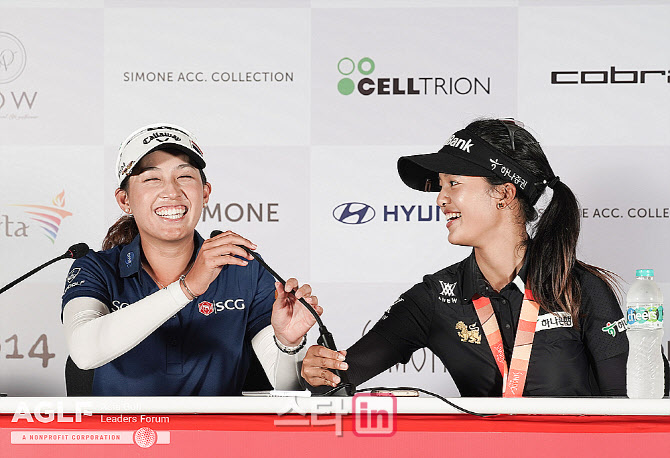 [포토] 우승 인터뷰하는 태국팀 아타야 티띠쿨, 자라비 분찬트