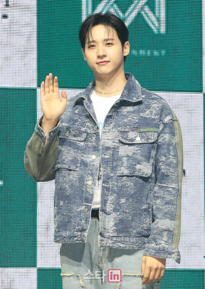 [포토]B1A4 신우, 훈남의 손인사