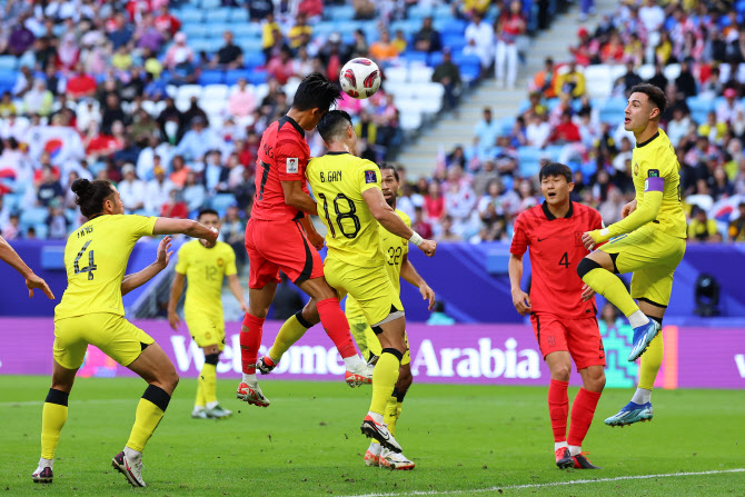 ‘정우영 선제골’ 한국, 최정예로 나서 말레이시아에 1-0 앞서 (전반 종료)