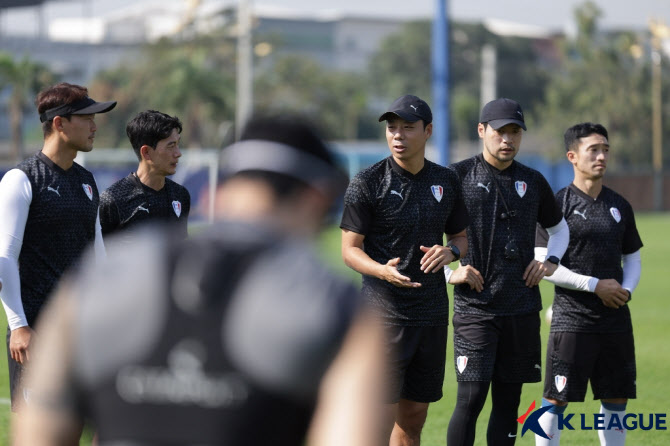 ‘소식 없는 간담회’ 염기훈 감독, “시즌 전 무조건 한다”... 수원삼성 “두 차례 계획 중”