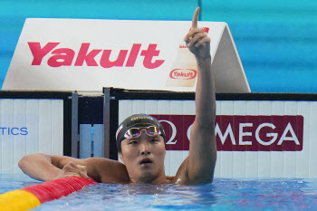 김우민, 세계수영 男 자유형 400m 금메달 쾌거...박태환 이후 13년 만