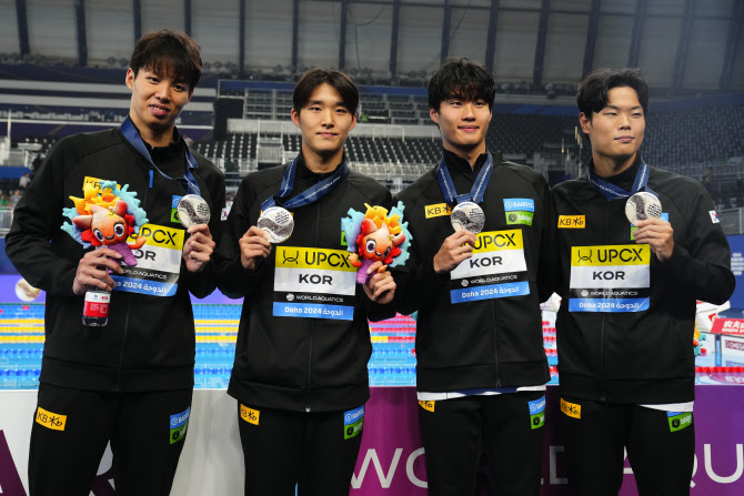한국 수영 '황금세대', 사상 첫 단체전 시상대...경영 800m 은메달
