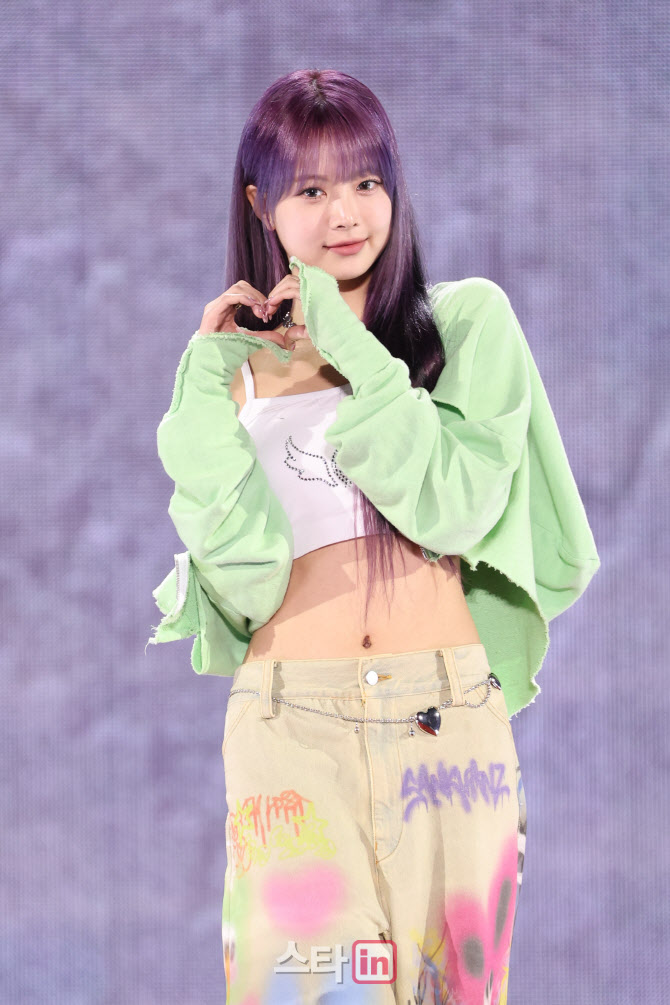 [포토]홍은채, 르세라핌 막내의 하트
