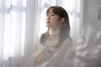 우예린, 봄의 온기 담은 신곡 발표…'반짝이돌'