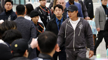 ‘서울 시리즈 참가’ MLB 샌디에이고, 한국 도착... 김하성 “이제 실감 나”