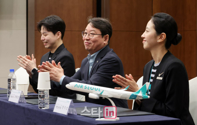[포토]박수치는 선완성 에어서울 대표