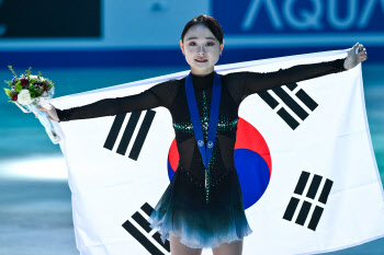 피겨 김채연, 세계선수권 동메달 쾌거…“메달 기대 못했다” 감격