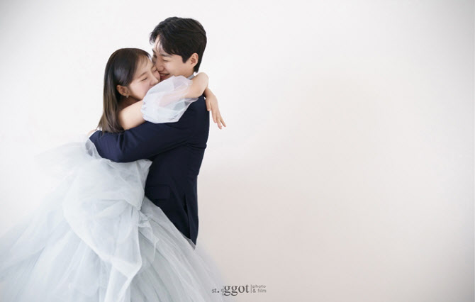 김기리·문지인, 5월 17일 부부 된다…웨딩 화보 공개