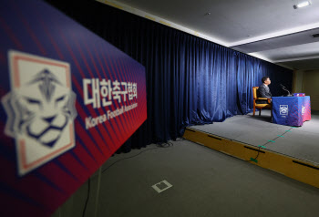 “한국 축구 위해·큰 영예” 구시대적 발언, 설득력 대신 논란만 키웠다