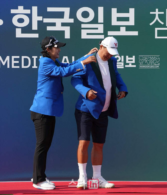 [포토]박지영,송영철 '우승 재킷 함께 입어보자'