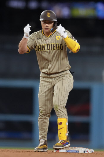 김하성, MLB 진출 첫 4볼넷 진기록...샌디에이고, 다저스에 역전승