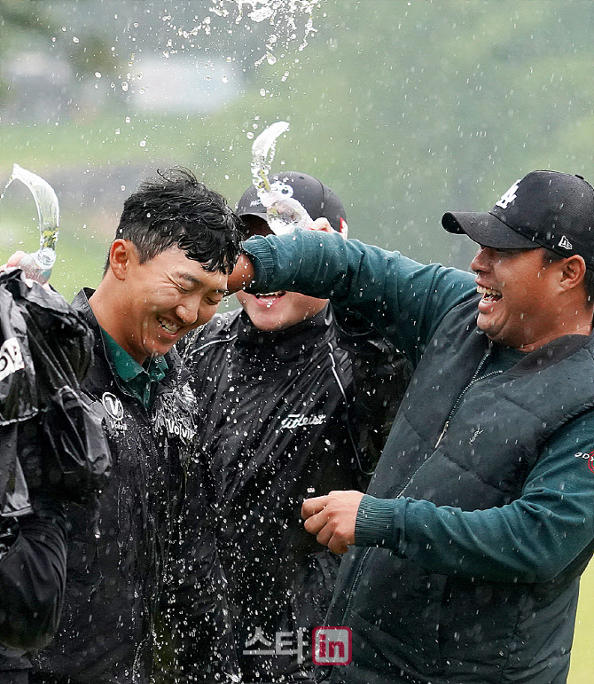 [포토] 김홍택 '비오는 날 축하 물세례'