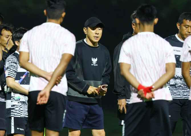 “축구 인생 40년 걸었다” 신태용의 인니, 파리행 막차 도전